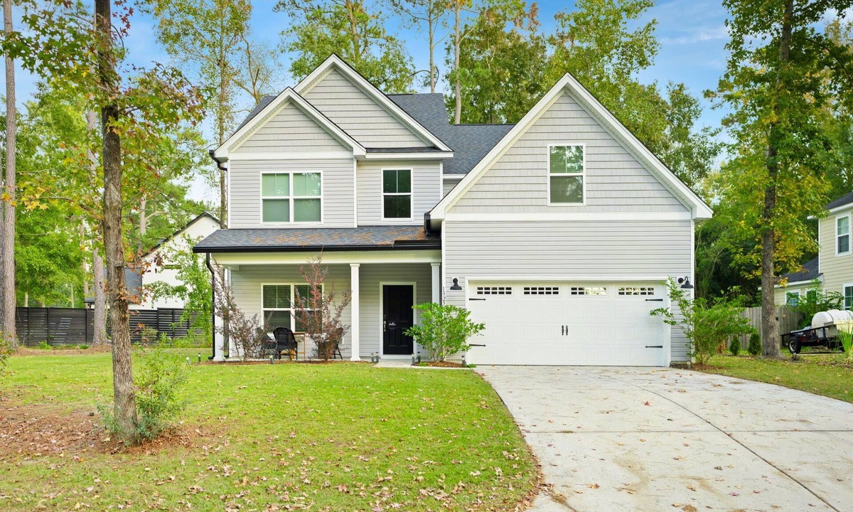 Lincolnville House | Summerville Family Home, 5 bedrooms, Swingset, Breakfast Included, Pets.