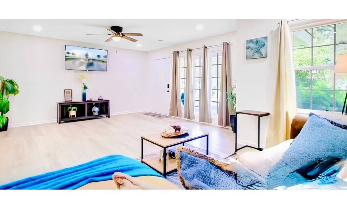 Summerville Historic District House | Summerville, Spacious Family & Work-Friendly House