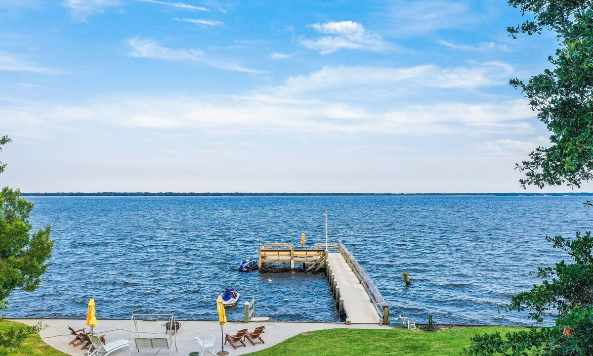 Russellville House | Swimmin’ Hole 2 | Lakefront Getaway | Back Porch Living | Dock & Boat Launch