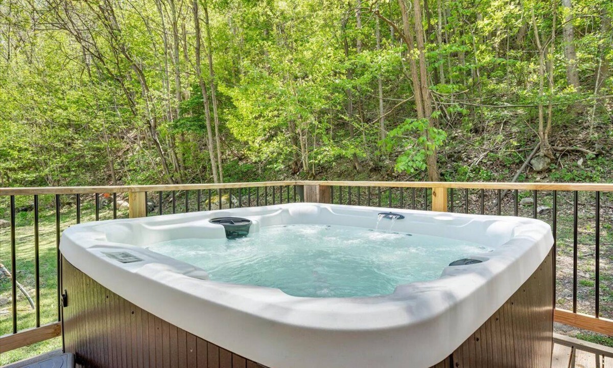 Peaks House | The Brown Bear Lodge Creek side & family friendly with hot tub!