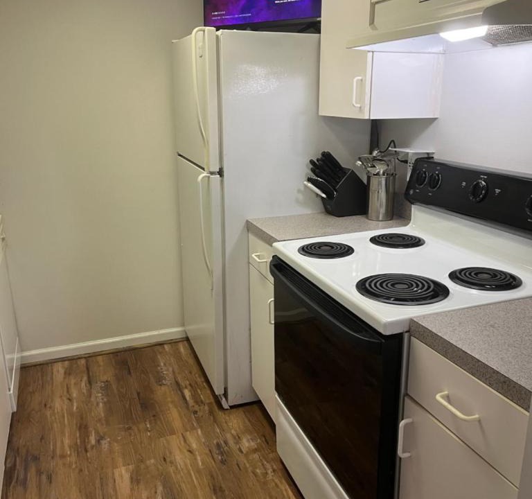 Rosewood Apartment | THE Clubhouse MASTERS GOLF THEMED 1 KING BED 1 BATH FURNISHED APARTMENT FULL SIZE KITCHEN FULL SIZE LEATHER PULL OUT SLEEPER SOFA IN LIVING ROOM & FULL SIZE LEATHER SOFA 1 GIG FIBER INTERNET DIRECTV PREMIUM PACKAGE ALL SPORTS & MOVIE CHANNELS & DVR