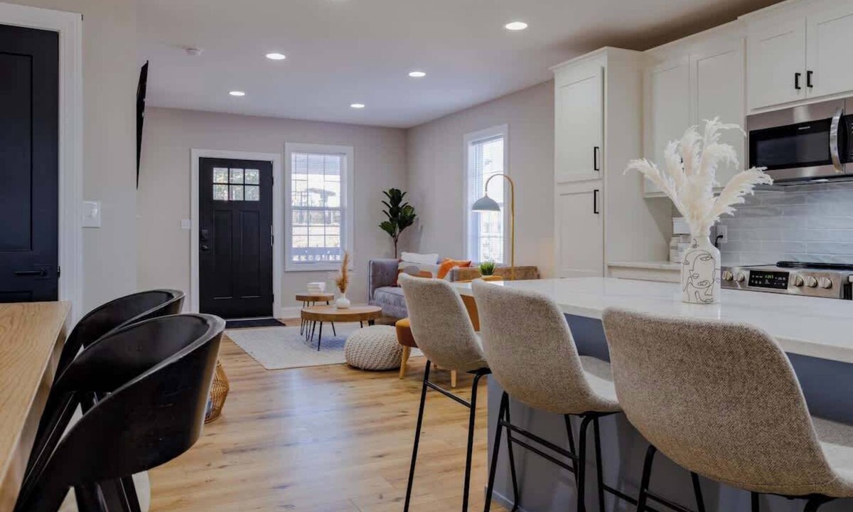 Columbia Condo | The Cozy Chic WeCo Spot | Just 3 minutes to DT!