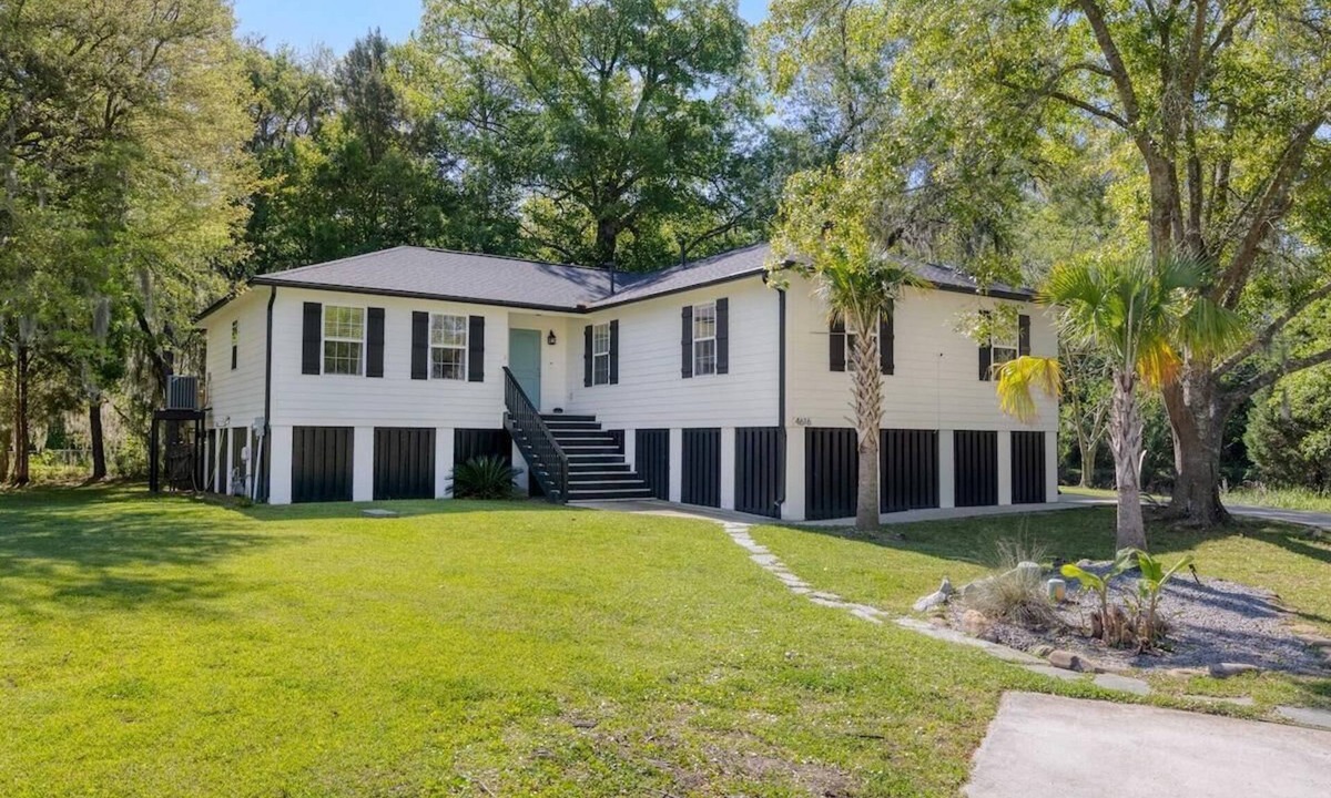 North Charleston House | The Endless Summer-Hot Tub-7 beds