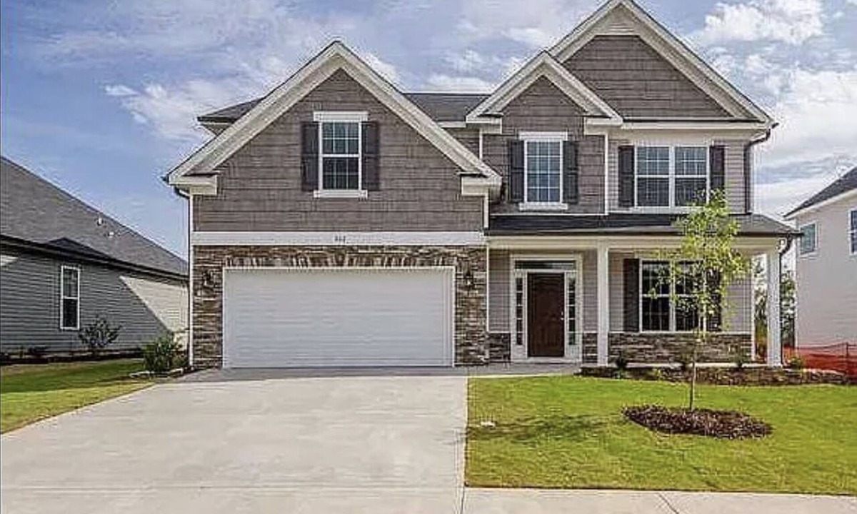 Canterbury Farms House | The Hot Tub Retreat- Spacious Charming Home in Canterbury Farms