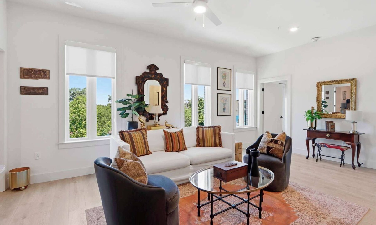 Metropolitan Apartment | The Jardin Azalea Suite | Near Downtown
