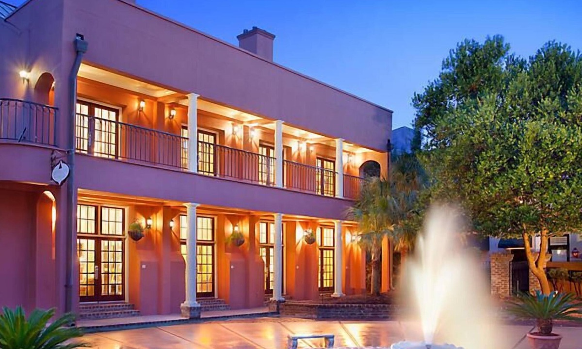 French Quarter Resort | The Lodge Alley Inn in the heart of Charleston!
