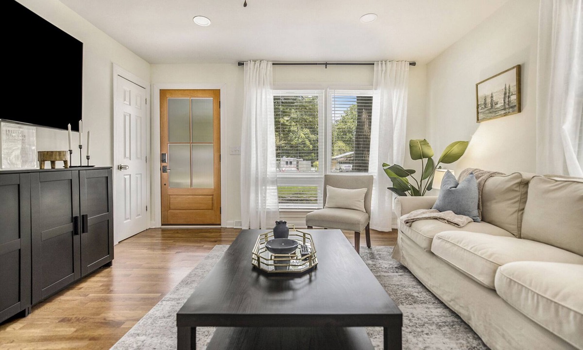 North Charleston House | The Oakwood | Grill, Chill, & Unwind