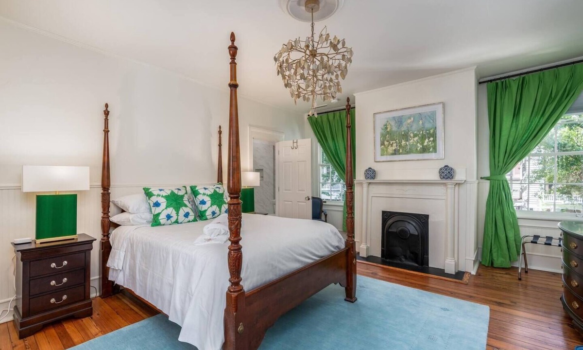 Downtown Charleston House | The Queen Bee Suite | Historically Exquisite
