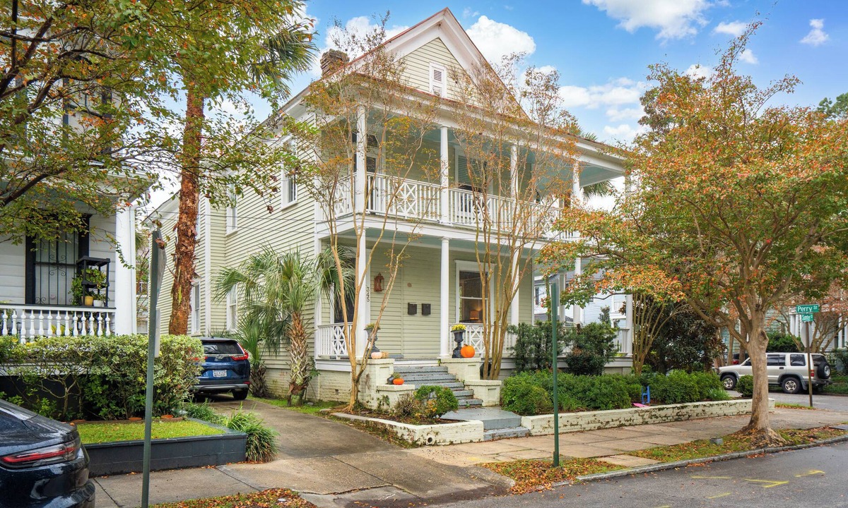 Westside Apartment | The Velvet Magnolia House- Historic 3-bedroom apartment in charming Charleston