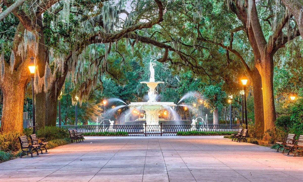 Thomas Square House | Timeless Historic Victorian Home w/Balconies - Downtown - Iconic Forsyth Park