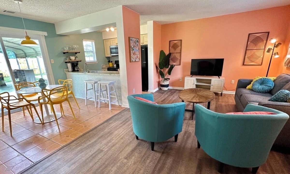 Savannah House | Tropical Funky Oasis- near downtown and islands. Pet Friendly!