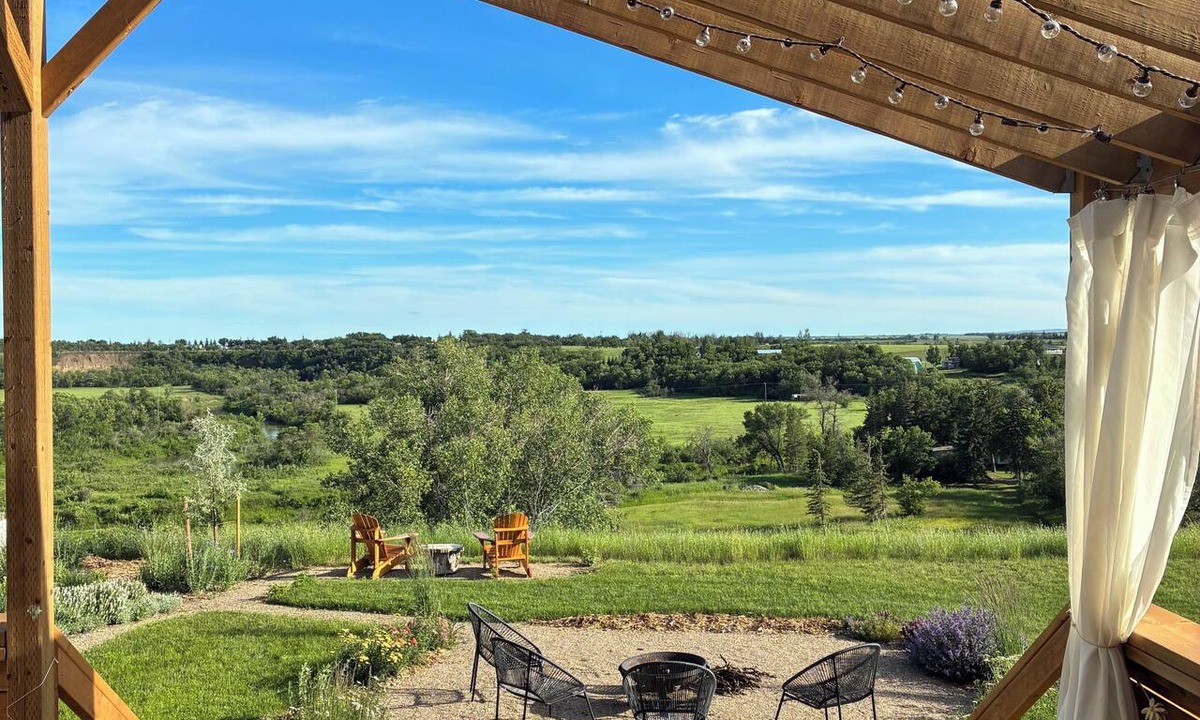 Moose Jaw House | Valley View & Sauna Retreat