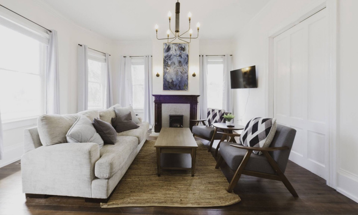 Savannah Victorian District House | Victorian District Gem ★ Walk to Forsyth Park, popular local eateries, & shops!