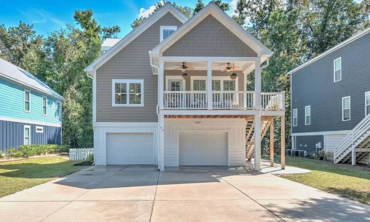 North Litchfield Beach House | Visit Sandnapper! A 4bed/4bth sanctuary moments from golf courses and the beach.