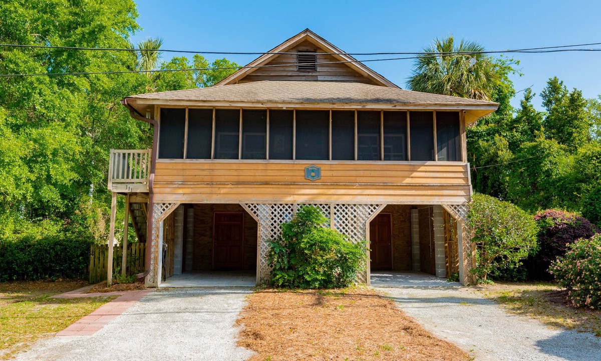 Folly Beach House | Walk to Beach & Town! Sleeps 4 / 2 BD, 2 BA / Dog Friendly / Screened Porch