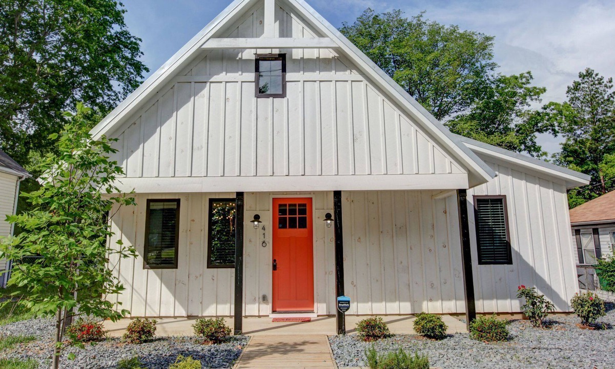 Optimist Park House | Walk to Lightrail! Retreat in heart of Charlotte!