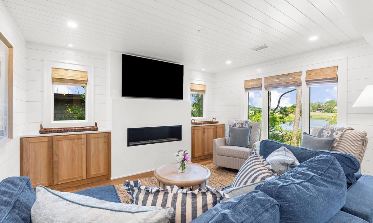 West Beach Cottage | Waterfront! Renovated, river view, community pool and dock