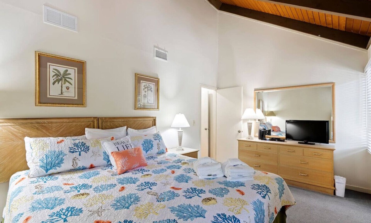 Night Heron Villa | Waterfront Treehouse, 5 Mins to Beach, Sleeps 8!