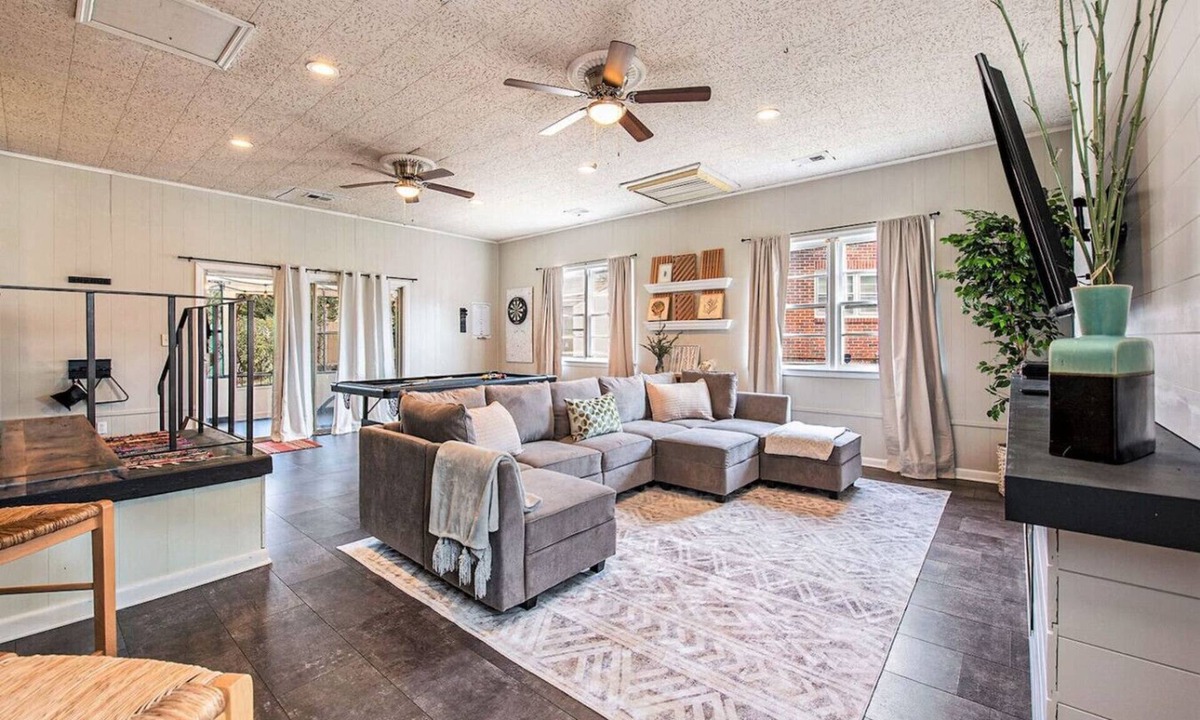 North Charleston House | Waylyn Chic~Very Convenient Location, Pool Table!