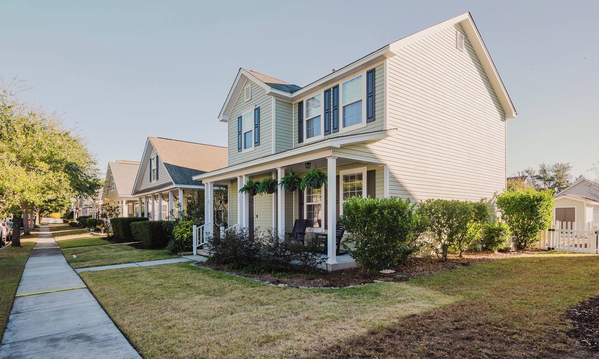 Bluffton House | Welcome to the Lowcountry Lodge - cornhole, beach chairs, walk to town