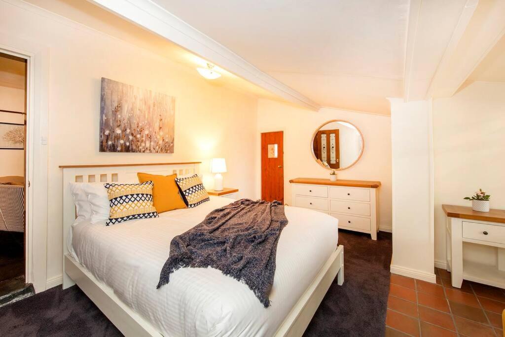 Willunga House | Willunga Cottage- Sleeps 6 Pool