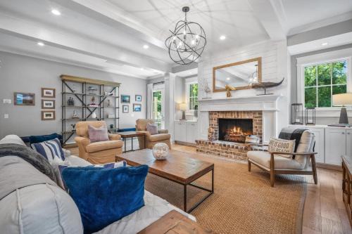 Lawton Woods House | Wonderful luxury vacation home 4 BR home w private pool Stainless steel appliances Open kitchen