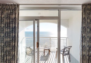 19th Floor Oceanfront Snowbird Friendly Condo w/ Shared Pool/Hot Tub, AC, WiFi