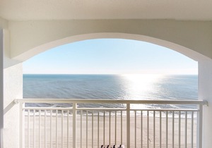 19th Floor Oceanfront Snowbird Friendly Condo w/ Shared Pool/Hot Tub, AC, WiFi