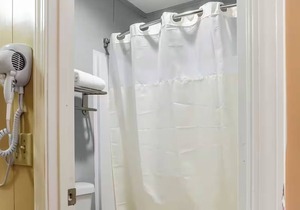 2 Family-Friendly Rooms Near Delicious Ridgeland BBQ and Seafood Restaurants