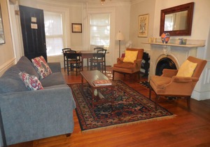 Brownstone spacious apartment in Tourist area in Boston