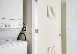 Hip Berkeley Studio w/ W/D & Coworking, walkable to BART, by Blueground in Berkeley