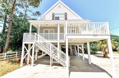 Surfside Beach House | 1 block to beach Pet friendly large deck & living space +plenty PK