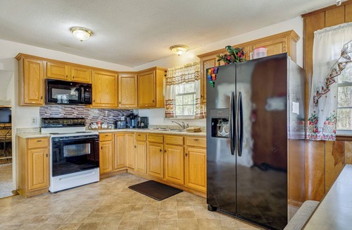 McCutcheon Field House | 1 Mi to MCAS New River: Peaceful Home w/Patio