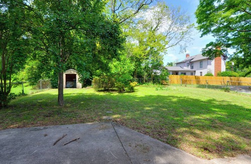Greensboro House | 1 Mi to UNCG & Dtwn! Group Retreat w/Private Yard