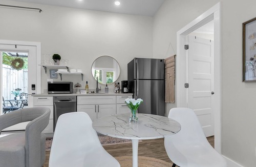 West Ashley Cottage | 10/10 Rated Private Garden Cottage Retreat Minutes to Downtown
