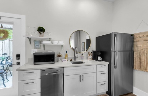 West Ashley Cottage | 10/10 Rated Private Garden Cottage Retreat Minutes to Downtown