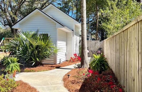 West Ashley Cottage | 10/10 Rated Private Garden Cottage Retreat Minutes to Downtown