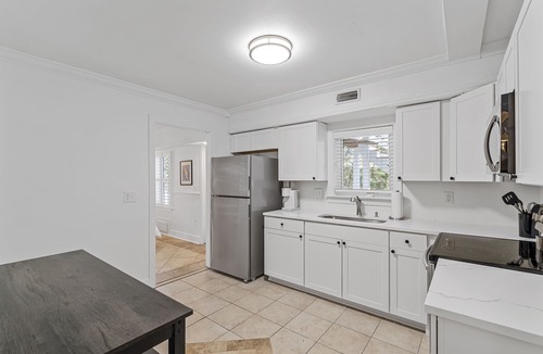 Charleston House | 10 mins to Downtown and beach - Shem Creek Suite - King Bed