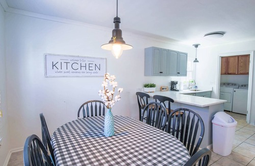 Mount Pleasant House | 10 Minutes to Beach & Downtown! Renovated Dog Friendly Home w/Bunk Bedroom & Fenced Backyard