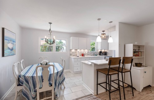Sunset Point House | 1018 East Cooper! Cozy Cottage! Close to Beach access, Cornhole, Large Deck. Pet ok w/fee