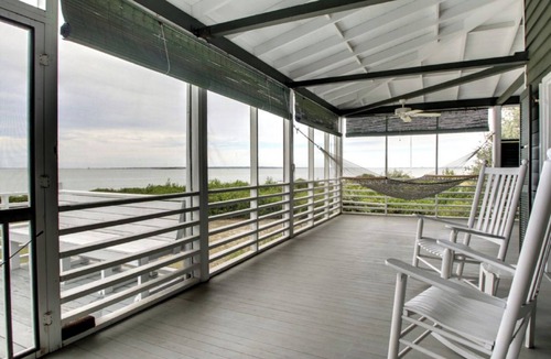 Sullivan's Island House | 1111 Middle Street by AvantStay | Charming Historic Cottage + Beach Access