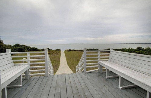Sullivan's Island House | 1111 Middle Street by AvantStay | Charming Historic Cottage + Beach Access