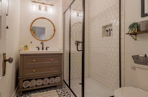 Earlewood Apartment | 1217 - Right Side · Queen Anne Victorian - Traveler's Apartment