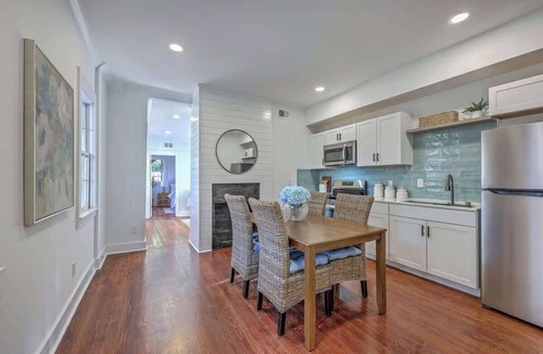 Cannonborough Elliotborough Apartment | 1880s Charleston Single, Two bedroom with parking