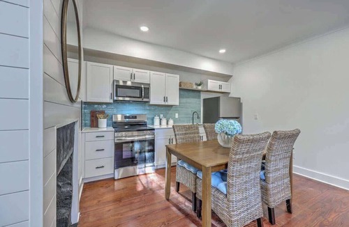 Cannonborough Elliotborough Apartment | 1880s Charleston Single, Two bedroom with parking