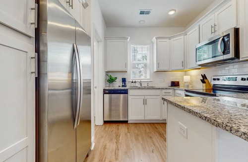 Goose Creek House | 1BR loft in Pet Friendly Resort w/pool, hot tub & parks