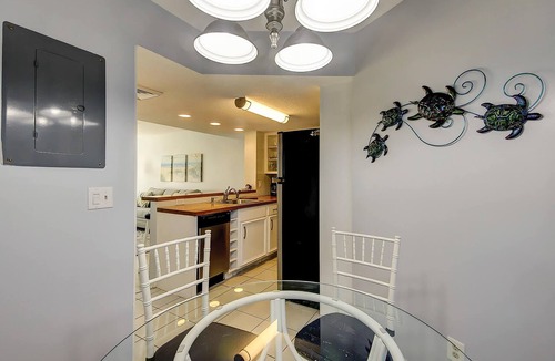 Isle of Palms Condo | 1st-floor condo with beach access, patio, & outdoor pool - snowbirds welcome