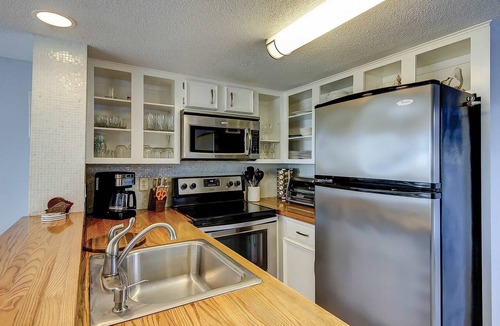 Isle of Palms Condo | 1st-floor condo with beach access, patio, & outdoor pool - snowbirds welcome