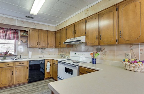 Martin House | 2-Acre Farmhouse w/Animals! Allendale Retreat