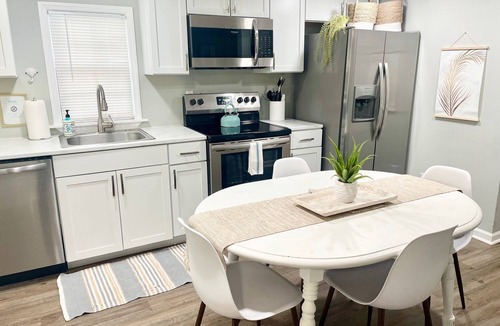 North Charleston Cottage | 2 Bedroom Cottage10 min from Downtown! Pet & Family Amenities Available
